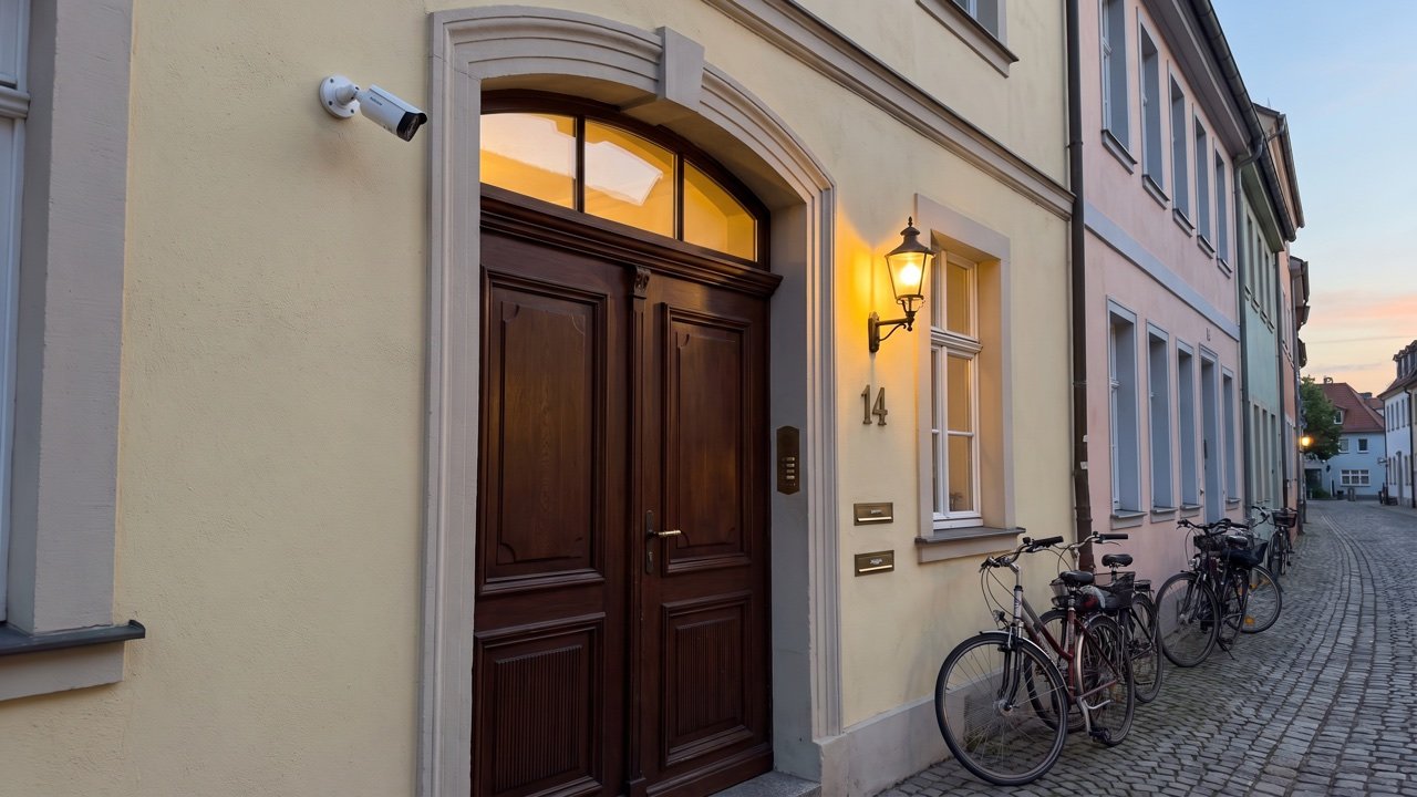 Hauseingang an einer ruhigen Altstadtstraße