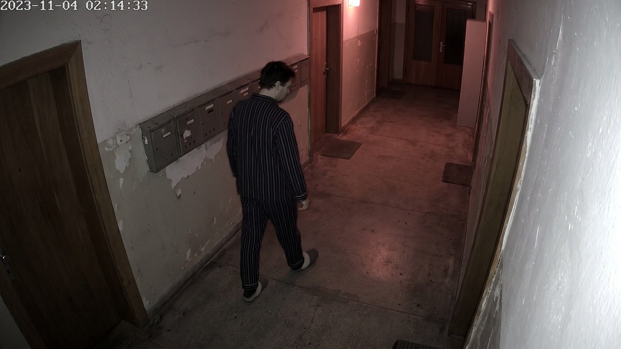 Person im Schlafanzug in einem Hausflur